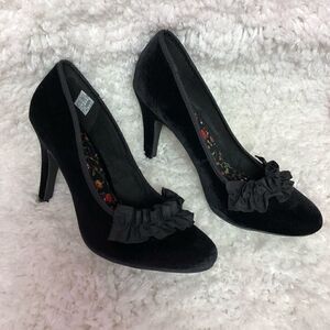 K9 women’s black ruffle heels 11M party shoes